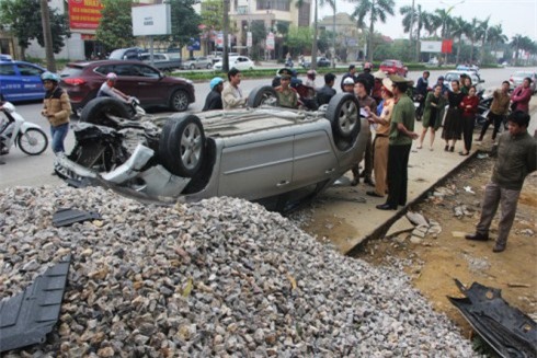 Cán nát 2 xe máy, xe ô tô 4 chỗ lật ngửa giữa đường