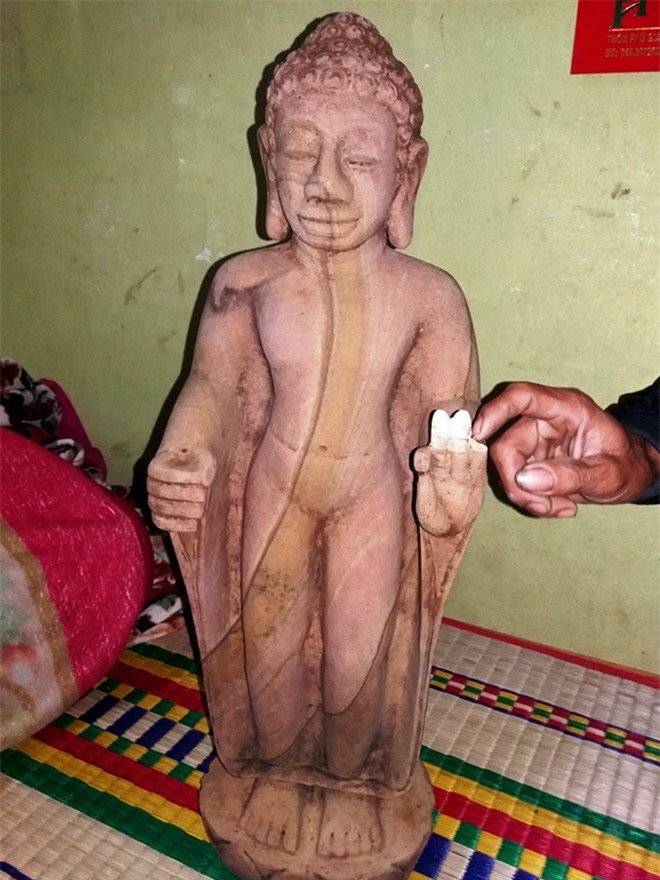 Đào vườn, phát hiện bức tượng phật bằng đá nguyên khối