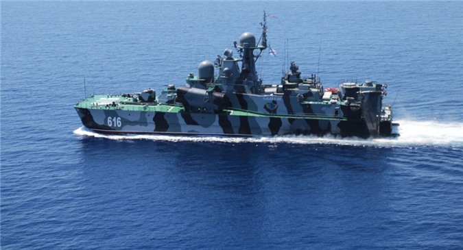 Hạm đội Nga bắn tên lửa ở Crimea đáp trả NATO tăng quân biên giới