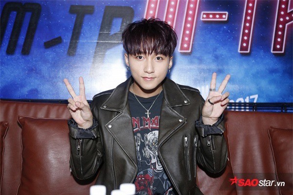 Sơn Tùng ra mắt album đầu tay, fan xếp hàng gặp thần tượng