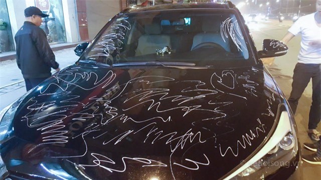 Trổ tài 'họa sĩ' vẽ lên ôtô trước cửa nhà, cô gái nhận cái kết đắng