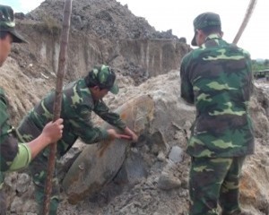 Đào đất, hoảng hốt phát hiện quả bom gần 400 kg