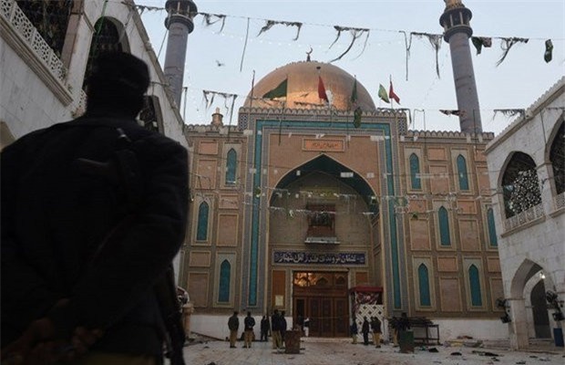 Kinh hoàng thảm sát 20 người bằng dao găm và thuốc độc