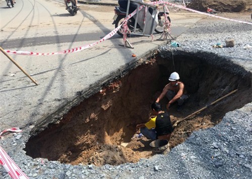 Mặt đường xuất hiện "hố tử thần" sau mưa trái mùa ở Sài Gòn