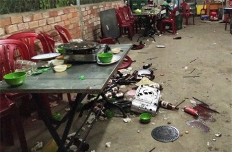 Nam thanh niên bị 2 kẻ lạ mặt chém chết trong bữa ăn