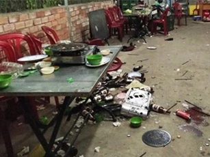 Nam thanh niên bị 2 kẻ lạ mặt chém chết trong bữa ăn