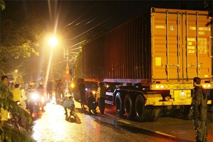 Xe máy tông trực diện vào container, một người chết thảm
