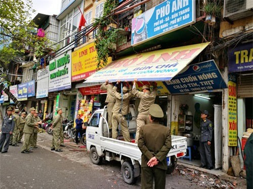 Khởi tố chủ tiệm tạp hóa chọc bút vào mặt cán bộ dẹp vỉa hè