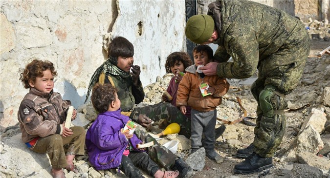 Quân nhân Nga nhận nuôi dưỡng trẻ em mồ côi ở Aleppo