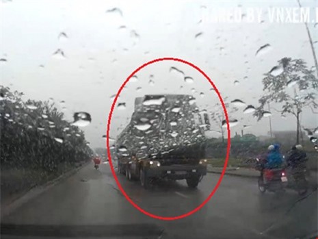 Tước bằng lái tài xế chạy ôtô ngược chiều trên Đại lộ Thăng Long