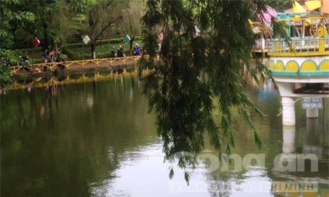 Bàng hoàng người phụ nữ nhảy hồ tự tử trong công viên