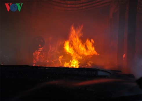 Cháy lớn dữ dội, thiêu rụi xưởng gỗ 500m2 ở Đồng Nai