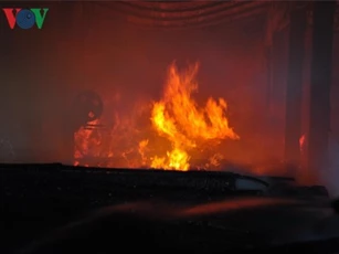 Cháy lớn dữ dội, thiêu rụi xưởng gỗ 500m2 ở Đồng Nai