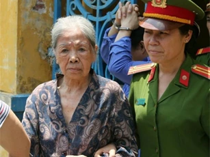 Cụ bà 83 tuổi cầm đầu đường dây mua bán ma túy "khủng"