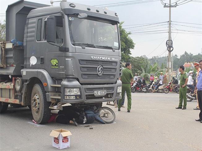 Khám bệnh trở về, cô gái chết thảm dưới gầm xe tải