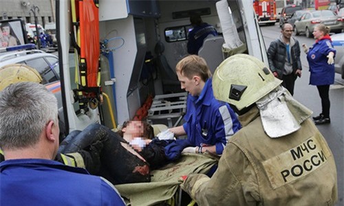 Mẹ dùng thân làm "lá chắn sống" cứu con thoát chết vụ nổ ga tàu ở Nga