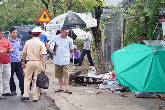 Tài xế ô tô leo lên lề đường, tông chết người rồi bỏ trốn
