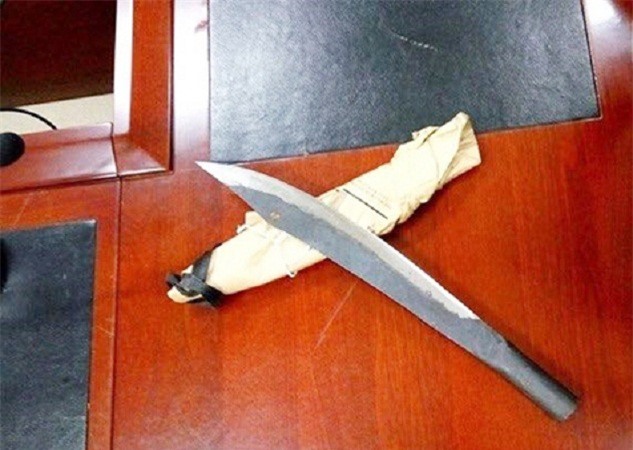 Vợ chồng Bí thư xã đi bộ bất ngờ bị kề dao, cướp tiền và iPhone