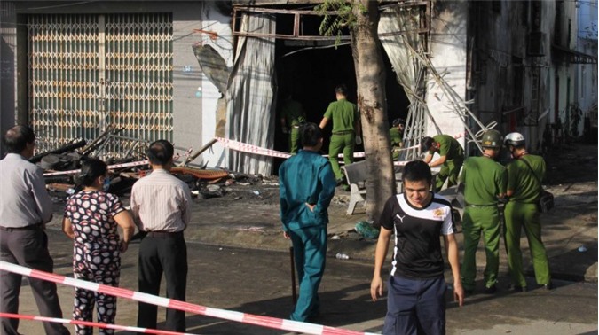 Cha gào khóc bất lực nhìn con chết ngạt trong đám cháy