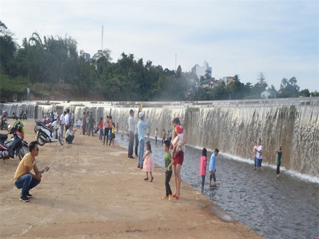 Cứu bạn bị chuột rút, 2 học sinh đuối nước thương tâm