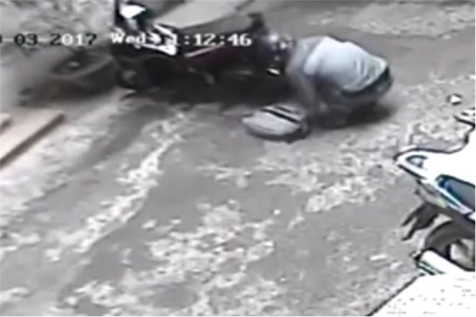 Hà Nội: Táo tợn phá khóa chữ U, trộm Air Blade trong 10 giây