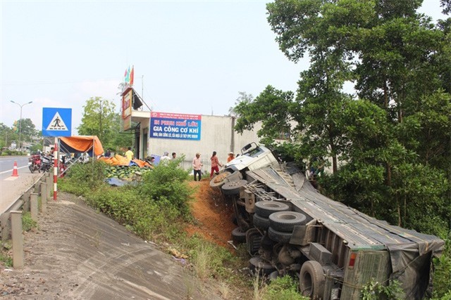 Lật xe tải, người dân giúp tài xế thu gom 10 tấn dưa 