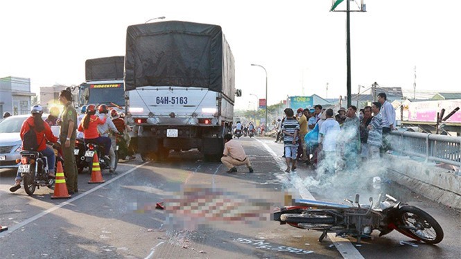 Tránh xe đạp, bé trai 9 tuổi bị xe tải cán tử vong