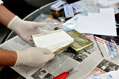 Xé lẻ 10 bánh heroin giấu trong bầu lọc gió ôtô