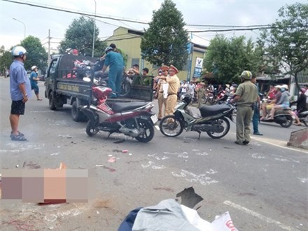 2 xe máy nát đầu sau va chạm, 1 người tử vong