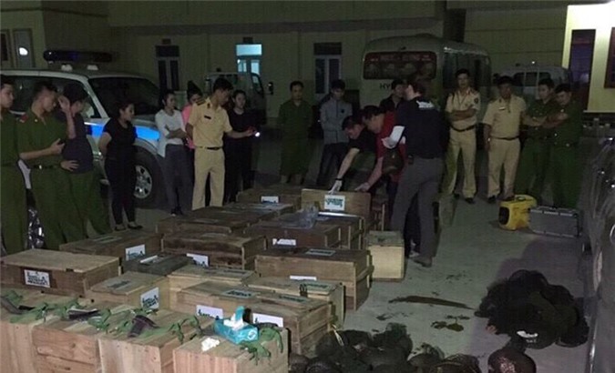 Cảnh sát nổ súng bắn thủng lốp ôtô chở động vật hoang dã