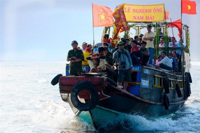 Chìm tàu ở lễ hội Nghinh Ông, ít nhất 2 người chết
