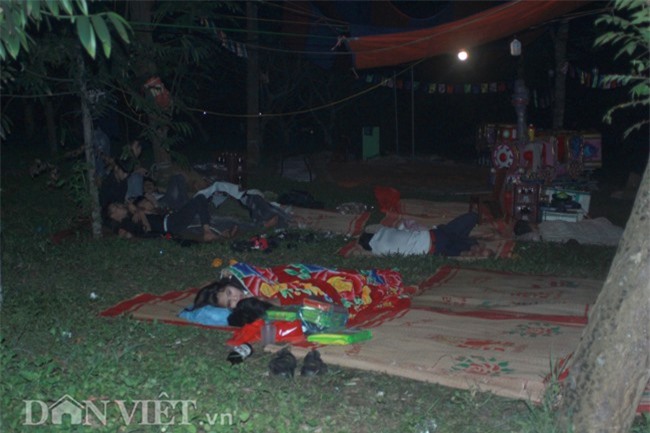 Chờ lễ giỗ tổ Hùng Vương, khách ngủ qua đêm trên cỏ