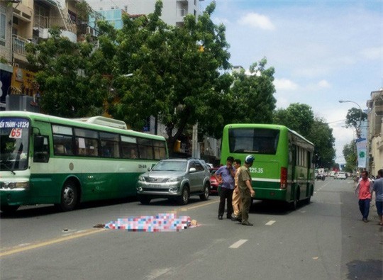 Người phụ nữ bị xe buýt cán chết sau khi ngã xe máy