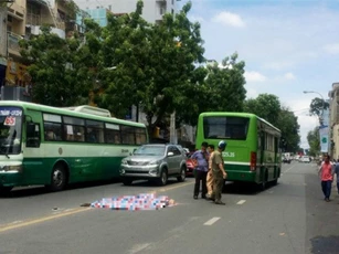 Người phụ nữ bị xe buýt cán chết sau khi ngã xe máy