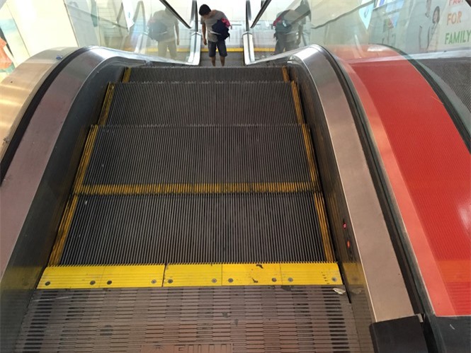 Bé trai 17 tháng tuổi bị thang cuốn kéo gần đứt cổ tay