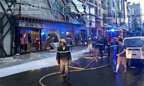 Cháy bảng hiệu karaoke ở Sài Gòn, khách hát tá hỏa bỏ chạy