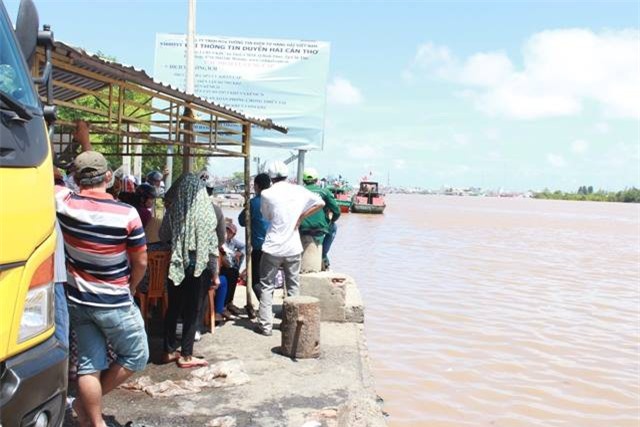 Giây phút tàu chở gần 40 người dự lễ Nghinh Ông bị chìm