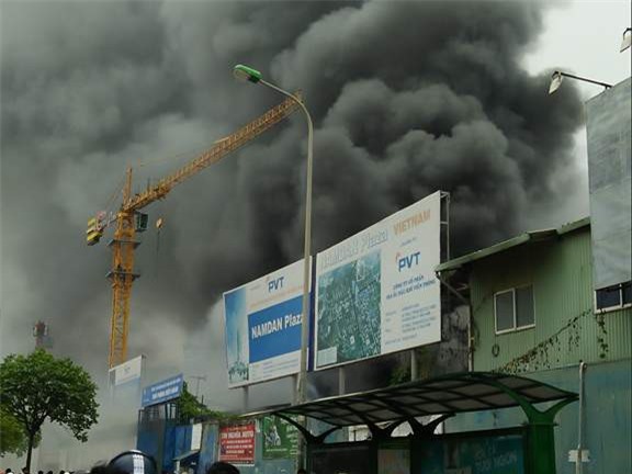 Hiện trường đám cháy kinh hoàng trên đường Phạm Hùng