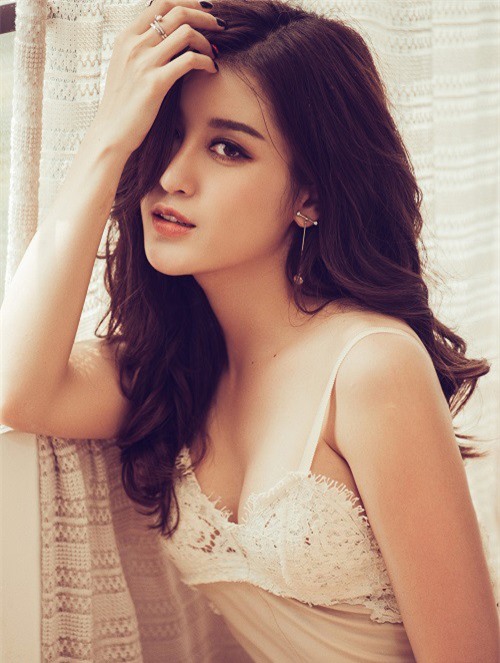 Huyền My khoe đường cong gợi cảm trước ngày thi Miss Grand International