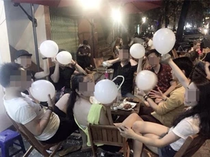 Nghiêm cấm học sinh Hà Nội sử dụng ''bóng cười''