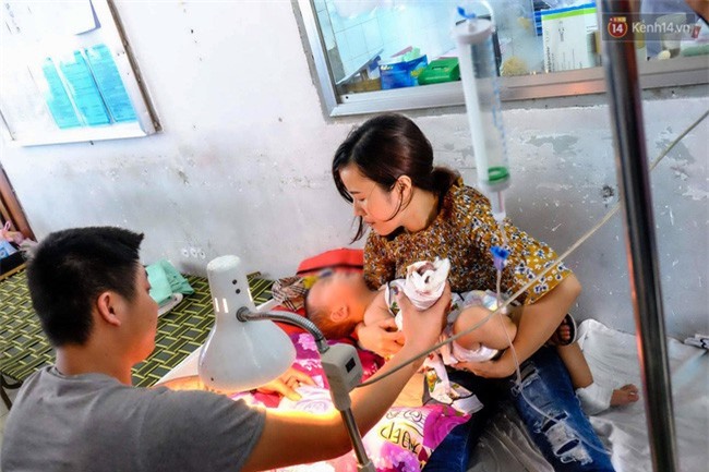 Tin mới vụ bé trai bị thang cuốn kẹp tay ở sân bay Tân Sơn Nhất