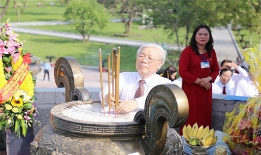 Tổng Bí thư Nguyễn Phú Trọng dâng hương tưởng niệm cố Tổng Bí thư Lê Duẩn