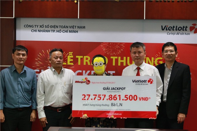 Vietlott: Nữ tiểu thương Q.5 TP.HCM nhận giải độc đắc hơn 27 tỷ đồng 