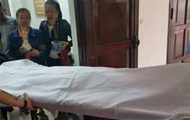 Bố bị nhóm giang hồ đâm chết trước mặt con gái 2 tuổi