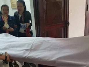 Bố bị nhóm giang hồ đâm chết trước mặt con gái 2 tuổi