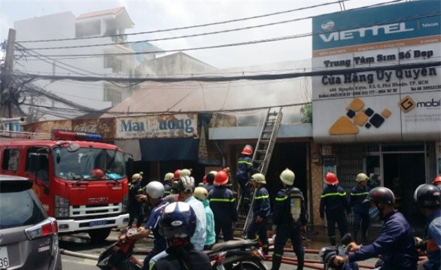 Cháy nhà giữa trưa, vợ chồng chủ nhà may mắn thoát chết