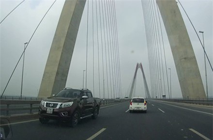 CSGT không cho xe Bộ Y tế quay đầu trên cầu Nhật Tân