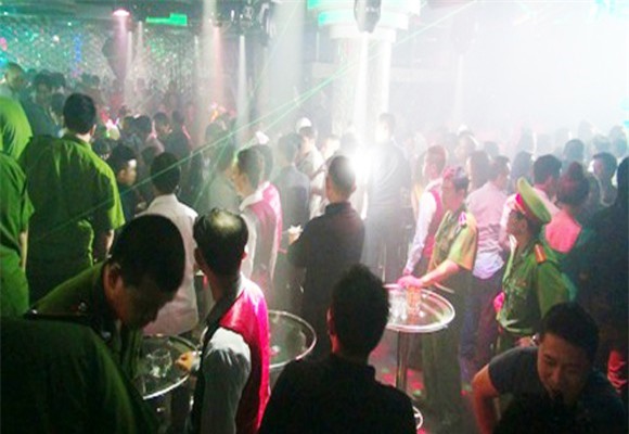 Đột kích quán bar V18 Club, cảnh sát phát hiện 12 nam nữ phê ma túy