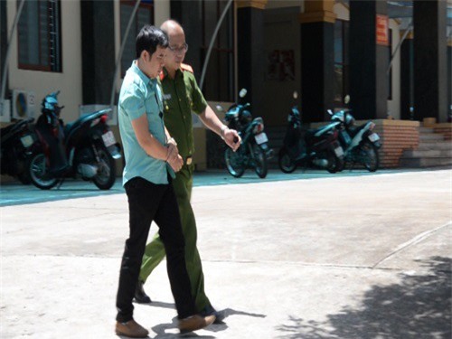 Bắt kẻ làm giả giấy tờ 5 ô tô, thế chấp vay ngân hàng hơn 7,5 tỷ đồng