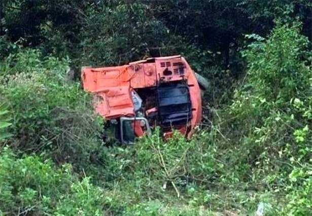 Máy xúc rơi xuống vực, một người chết ở Nghệ An